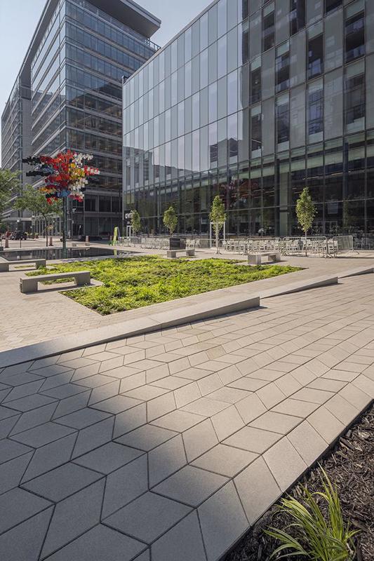 Commercial paver Diamond Smooth pavé 2022 C A114 Humaniti Hotel Montreal R A P08144 H D R